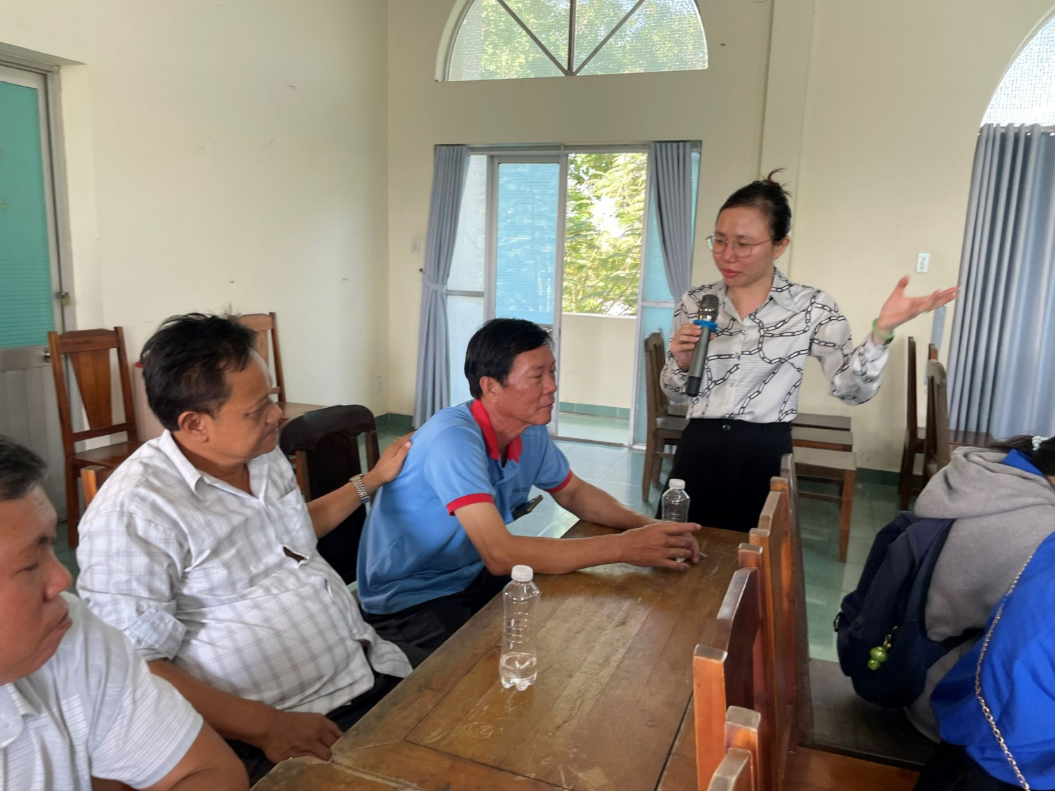 Thạc sĩ Nguyễn Thị Thùy Trinh giới thiệu kỹ thuật trồng dưa lưới công nghệ cao cho nông dân xã Long Thới, huyện Nhà Bè