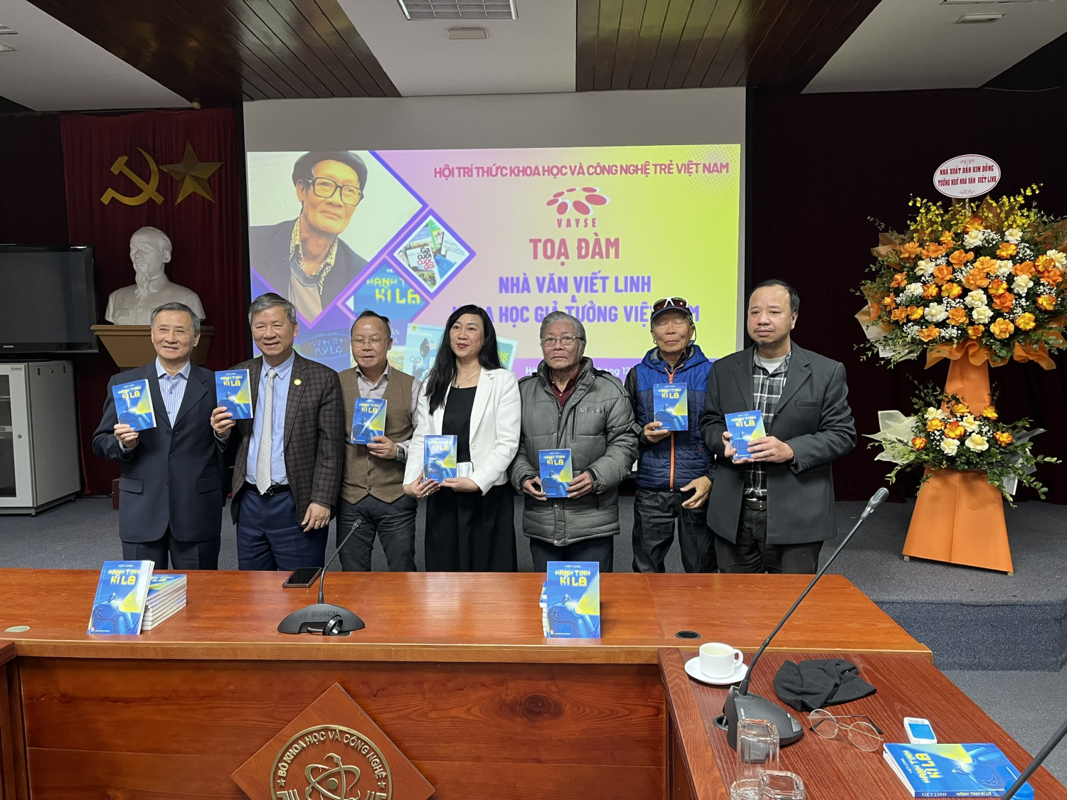 ĐBQH Nguyễn Anh Trí, TS Trần Minh Tiến, TS Ngô Bích Thu, nhà văn Vũ Kim Dũng cùng nhà báo Nguyễn  Đức Hoàng chụp ảnh kỷ niệm với 2 con trai của cố nhà văn Viết Linh